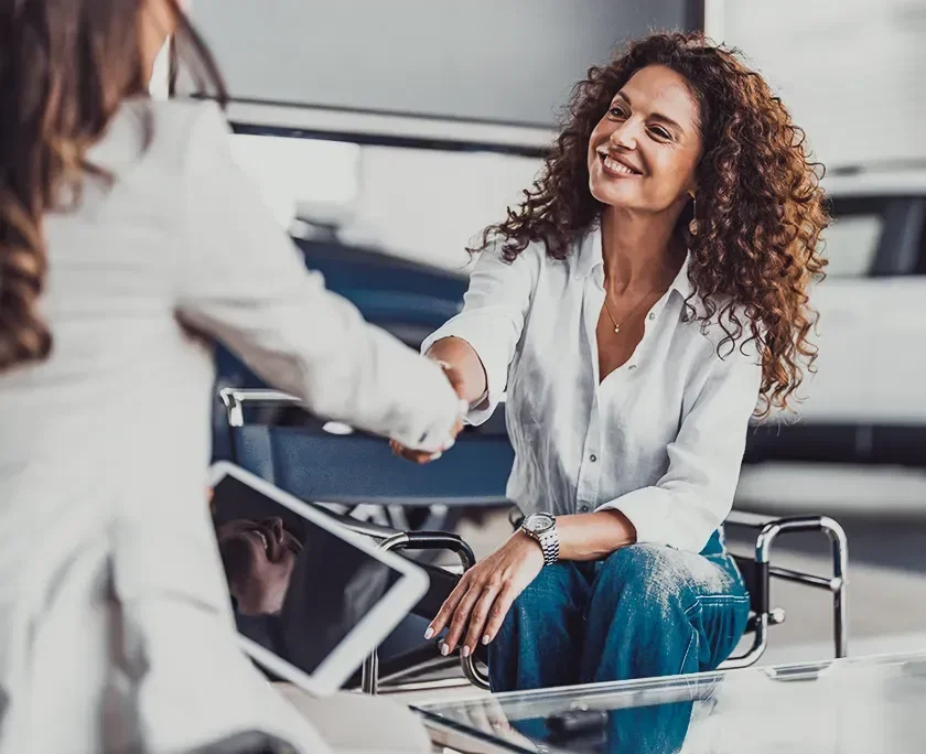 Pix garantido - Foto de duas mulheres fazendo um acordo, apertando as mãos e com a aparência positiva