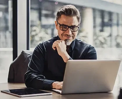 e-Financeira - foto de um homem mexendo no computador