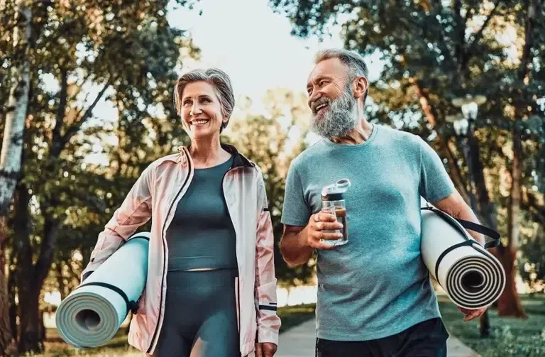 Crédito pessoal e consignado - foto de um casal mais velho, fazendo atividade física em um parque