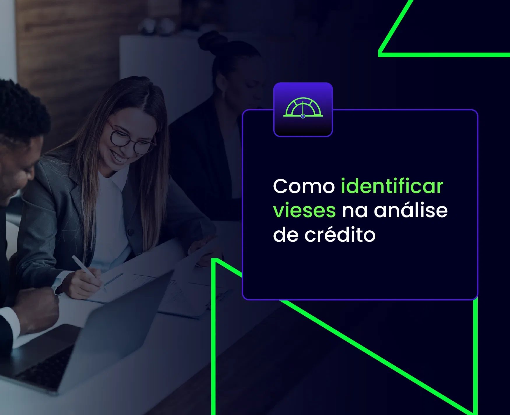 imagem de duas pessoas analisando relatórios e na frente um elemento gráfico escrito "como identificar vieses na análise de crédito"