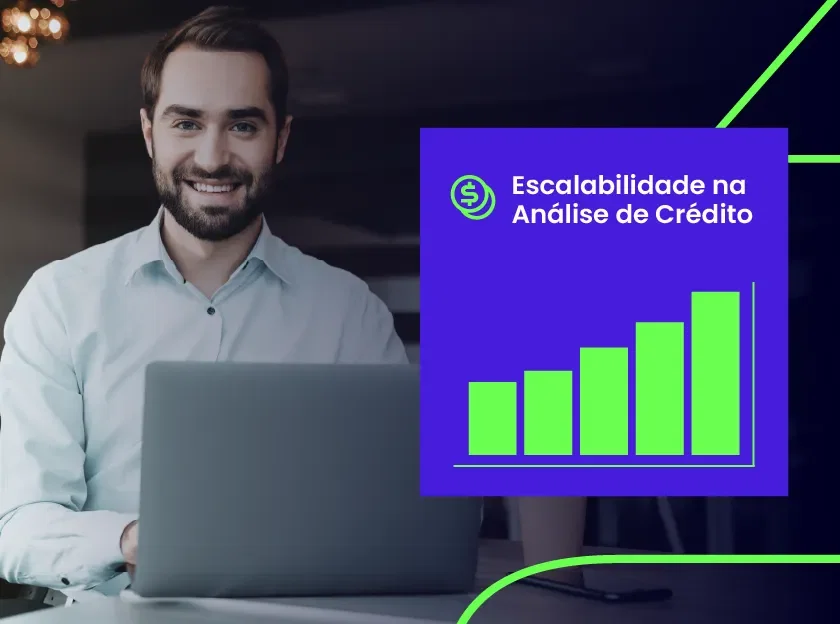 homem sorridente em frente ao notebook com um gráfico em linha crescente ao lado, representando a escalabilidade na análise de crédito